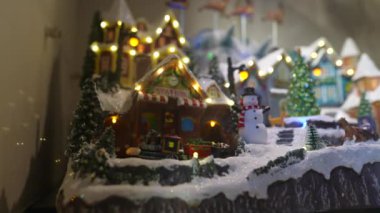 Parıldayan ışıklarla süslenmiş güzel bir kardan adamın olduğu büyüleyici bir kış sahnesi.