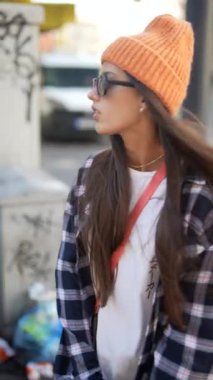 Şık bir şehir portresi canlı bir şehir ortamında kendinden emin poz veren modaya uygun bir bireyi yakalıyor.