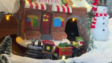 Karlı bir köyü olan büyüleyici bir Noel sahnesi, Noel Baba 'nın kızağı, ve güzel aydınlatılmış şenlikli süslemeler.