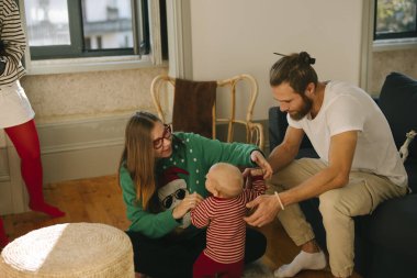 Sevdiklerimiz arasında neşeli etkileşimlerle dolu sıcak ve neşeli bir aile toplantısı.