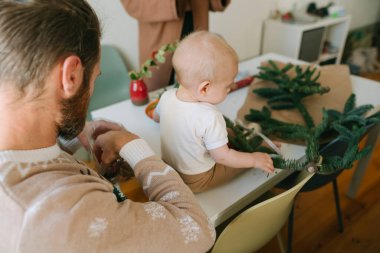Bu, bir bebekle uğraşarak, aile bağlarının ve yaratıcılığın neşesini güzel bir şekilde sergileyerek geçirilen besleyici bir an.