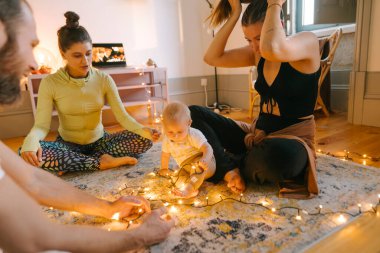 Sevgi dolu bir ailenin, renkli ışıklarla oynarken keyifle rahat anlarının tadını çıkardığı iç açıcı bir sahne.