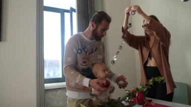 Neşeli bir aile kutlaması. Şenlikli dekorasyonlar, kahkahalar ve sıcak, rahat bir atmosferde bir bebek.