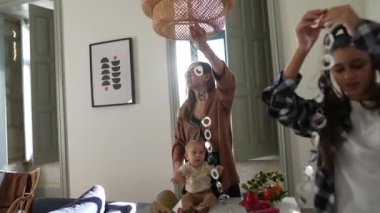 Aile bağlarının gerçekten çok iç açıcı bir anı. Bir bebeği harika bir şekilde sıcak ve davetkar bir ortamda sergilemek.