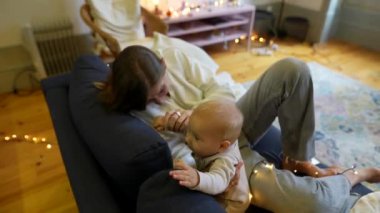 Bir anne ve bebeği arasındaki hassas bir etkileşim, sıcak bir yuva ortamında sevgi ve bağları yakalıyor..