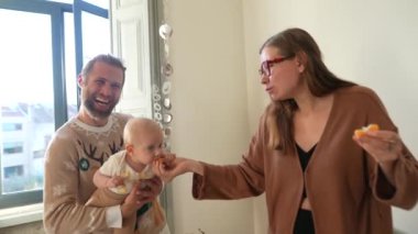 Neşeli bir aile, bebekleriyle keyifli vakit geçirmekten, lezzetli yemekler ve kahkahalar paylaşmaktan mutluluk duyar.