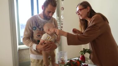 Herkesin evinde keyifli bir anı kutladığı samimi ve iç açıcı bir aile etkileşimi vardı.