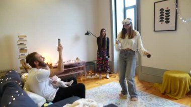 Neşeli ve neşeli bir an. Yakın arkadaşlar, kahkahalar ve sevinçle dolu kapalı bir yerde eğleniyorlar.