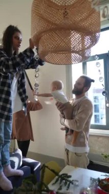 Sevgi dolu bir aile, yaratıcılıklarını ve beraberliklerini sergileyerek ilham verici bir ev dekorasyonu projesinde işbirliği yapar.
