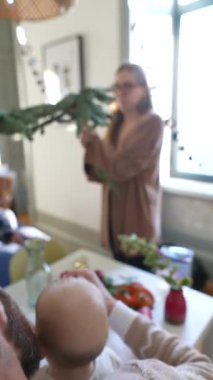 Sıcak bir sahne, şenlikli hazırlıklar, canlı dekorasyonlar, ve sevdiklerimiz arasında paylaşılan neşeli anlar.