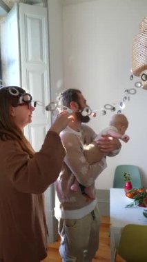 Çocuklarla sıcak bir evde aile toplantısı, aile üyeleri arasındaki sevgi ve bağlantıyı güzel bir şekilde yakalıyor.