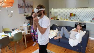 Bir birey, sıcak ve davetkar bir oturma odasında büyüleyici bir sanal gerçeklik deneyimi yaşar.
