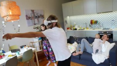 Şık bir ev ortamında coşkulu ve heyecan verici bir arkadaş sahnesi nemiz var.