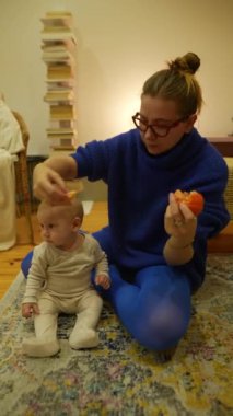 Sevecen bir bakıcı ile sevimli bir bebek arasında paylaşılan neşeli bir an sıcak bir ortamda neşeli bir etkileşim içinde