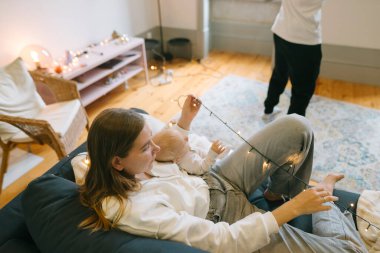 Rahatlamanın anahtar olduğu, büyüleyici ip ışıkları ve sıcak bir atmosferle süslenmiş huzurlu, sakin bir kapalı alan.