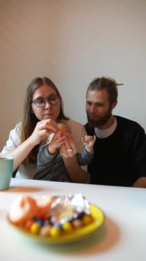 Sevgi dolu bir çift, keyifli bir yemeği paylaşırken aynı zamanda keyifli ve samimi bir akşam yemeği ortamının keyfini çıkarır.