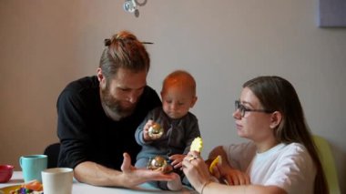 Mutlu bir bebekle paylaşılan keyifli, neşeli, eğlenceli ve lezzetli bir aile anı.