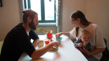 Sevgi dolu bir çiftin yemek sırasında paylaştığı sıcak bir an derin aile bağlarını gözler önüne seriyor.