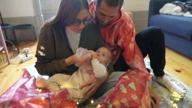 Sevgi dolu bir aile, neşeli ve keyifli bir anı tatlı bebekleriyle paylaşır.