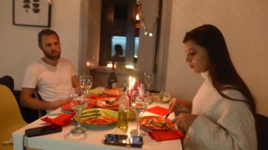 Çok güzel romantik bir akşam yemeği. Lezzetli yemekler ve samimi bir ortam. Sevgi dolu bir çift tarafından paylaşılıyor.