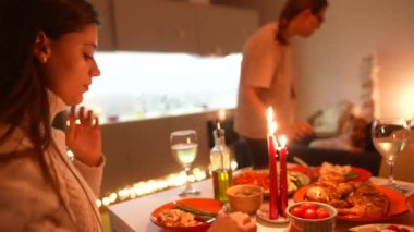 Arkadaşlarla sıcak bir yemek sahnesi. Lezzetli yemekler ve şenlikli bir atmosferde yumuşak mum ışığı.