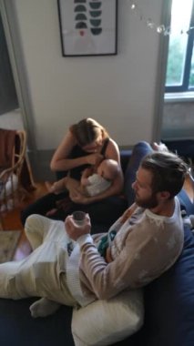Sevgi dolu bir ailenin sıcak ve samimi bir sahnesi. Rahat bir yuva ortamında kıymetli bebekleriyle neşe içinde kaynaşıyorlar.