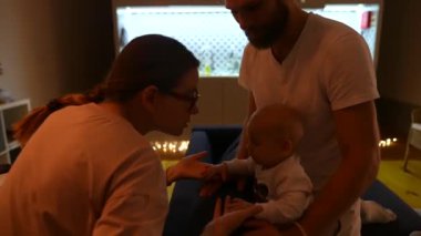 Sevgi ve bağlılık gösteren, tapılası bebekleriyle etkileşen bir ailenin yürek ısıtan bir sahnesi.