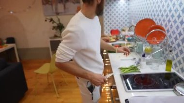 Yetenekli bir şef, modern bir mutfakta taze sebzeler hazırlar. Yaratıcılık ve aşçılık uzmanlığı sergiler.