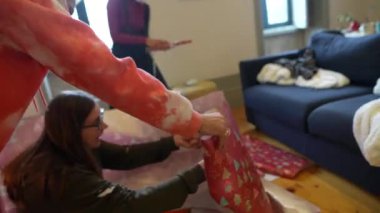 Modern bir ev ortamında ekip çalışması ve sınırsız yaratıcılık içeren canlı ve dinamik bir sahne.