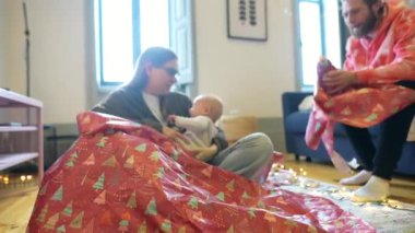 Sevgi ve kahkahayla dolu neşeli bir aile toplantısı. Hediyeleri büyük bir mutlulukla paketlerken.