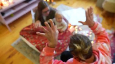 Neşeli bir aile, güzel süslerle sarmalanmış sevimli bebekleriyle birlikte kutluyor.