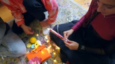 Hediye paketleme, canlı dekorasyonlar ve neşeli etkileşimlerle tamamlanmış keyifli bir festival.