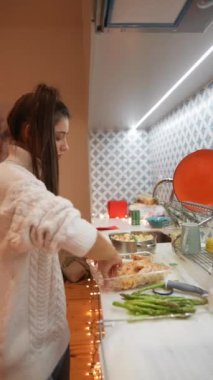 Becerikli bir insan şık, modern bir mutfakta leziz yemekler hazırlar. Mutfaktaki yaratıcılığını gösterir.