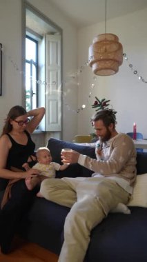 Hoş ve neşeli bir aile anı, güzel bir şekilde yakalayan aşk ve derin bir bağ, parlak, rahat bir yerde.