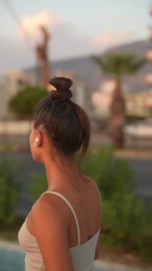 Şık bir kadın şehir hayatından zevk alıyor, eşsiz moda anlayışını büyüleyici şehir manzarasının ortasında sergiliyor