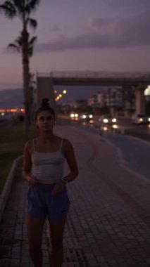 Güzel, sakin bir akşam sahnesi. Huzurlu bir şekilde deniz kenarında sakin bir anın tadını çıkarıyor.