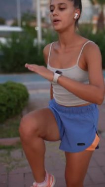 Bir kadın spor kıyafetleriyle koşuyor, canlı ve sağlıklı bir yaşam tarzının keyfini çıkarırken doğa şartlarında formda kalıyor.