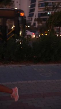 Güneş batarken, bir kadın şehir merkezinin işlek caddelerinde koşar, spor ve şehir yaşamını örnek alır.