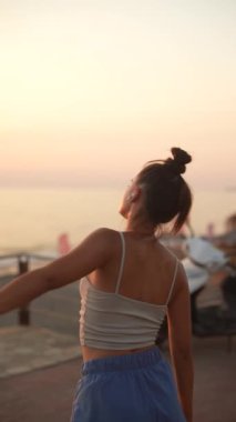 Huzur ve derin iç gözlem ile dolu bir anı yakalayan güzel ve sakin bir sahil sahnesi.