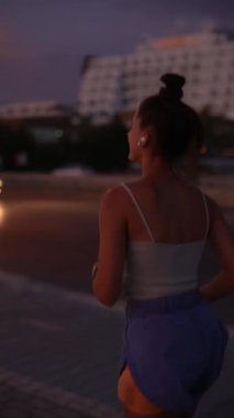 Hevesli bir koşucunun güzel silueti dinç alacakaranlıkta canlandırıcı koşusunun keyfini çıkarıyor.