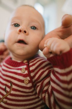 Dünyayla neşe içinde etkileşime geçen, tuhaf bir ifadeyle melek gibi bir bebeğin sevimli bir yakın çekimi.
