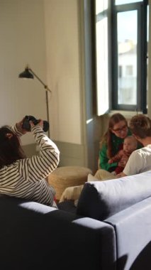 Kahkahalarla dolu neşeli bir aile, sıcak oturma odalarında birlikte güzel anıları yakalıyor.