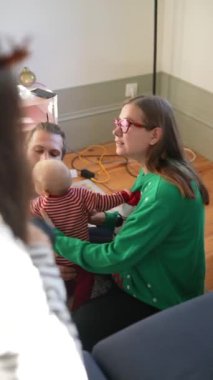 Sevgi dolu akrabalarıyla birlikte bir bebekle samimi bir aile etkileşimi yakalayan iç açıcı bir sahne.