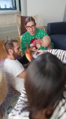 Neşeli bir aile sahnesi. Bayramlarda sıcacık giyinen şirin bir bebek.