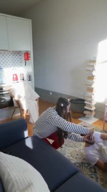 Sıcak güneş ışığında güneşlenirken aile eğlencesi ve neşe dolu kahkahalar sergileyen sevimli ve samimi bir an.