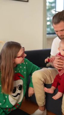 Güzel ve neşeli bir aile sahnesi, Noel kutlamalarının sıcaklığını ve sevgisini yakalıyor.