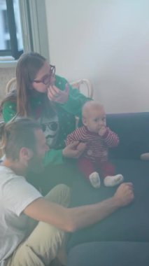 Sıcak ve sevgi dolu bir aile ortamında, sevimli bebekleriyle neşeyle meşgul olurlar, uzun süreli mutlu anılar yaratırlar.