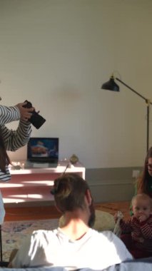 Gerçek kahkahalarla ve sevdiklerinin paylaştığı saf mutlulukla dolu yürek ısıtan aile anları yakalıyorum.