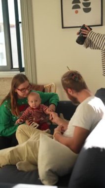 Modern, rahat bir ortamda bebekle güzelce tasvir edilen aile bağlarını gözler önüne seren gerçekten iç açıcı bir sahne.