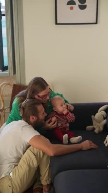 Neşeli bir aile, rahat evlerinde bebekleriyle paylaştıkları keyifli ve eğlenceli anları mutlu bir şekilde yakalar.
